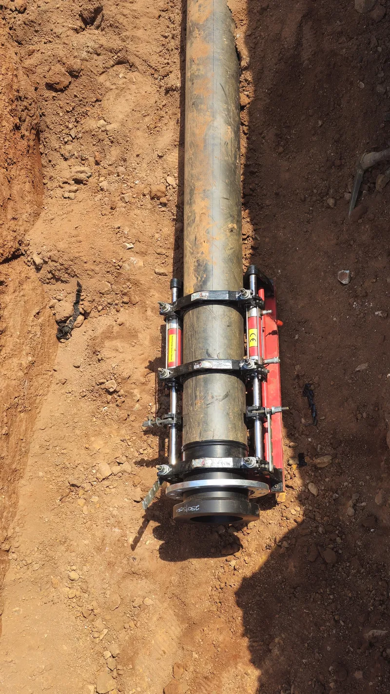 Butt welding clamp fusing HDPE pipe